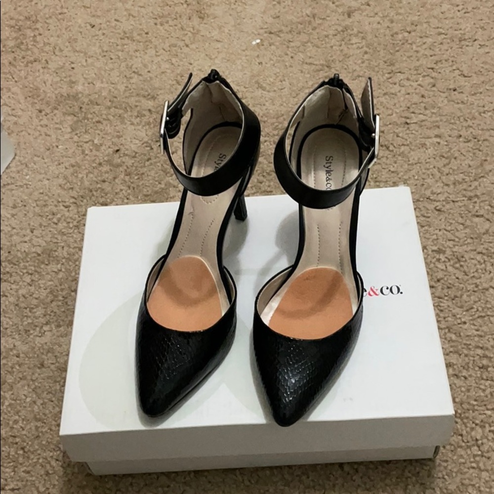 Edgy Black pump
